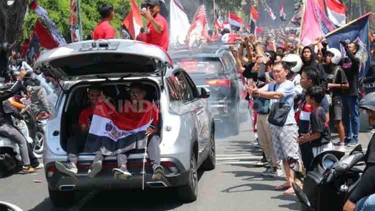 Rombongan suporter Bali United dalam iring-iringan perayaan gelar juara Liga 1 2019. Copyright: © Nofik Lukman Hakim/INDOSPORT