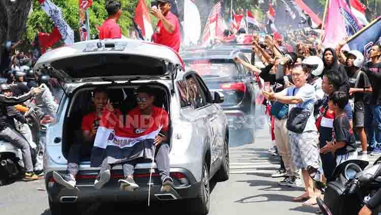 Dias Angga (kiri) saat duduk bersama Haudi Abdillah dalam konvoi pesta juara Liga 1 2019 Bali United, Senin (23/12/19). Copyright: © Nofik Lukman Hakim/INDOSPORT