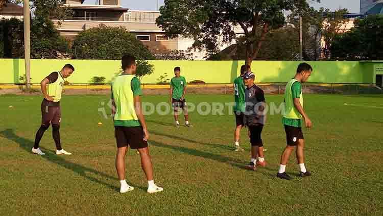 Sugianto (pakai topi) saat pimpin latihan PSMS Medan di Stadion Kebun Bunga, Medan, Senin (23/12/2019) sore. Copyright: © Aldi Aulia Anwar/INDOSPORT