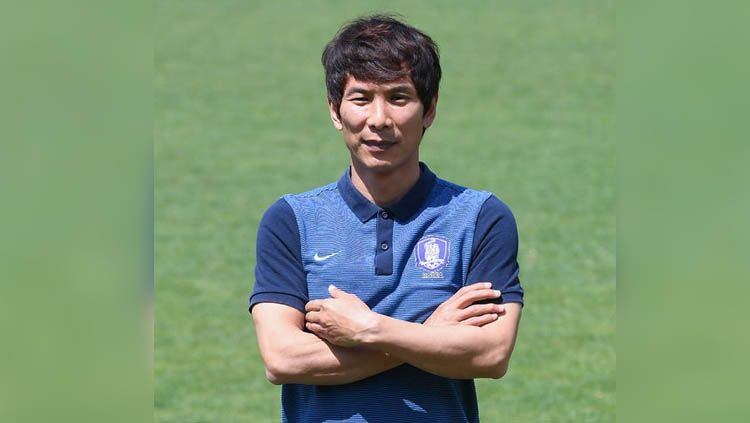 Pelatih Timnas Indonesia, Shin Tae-yong, membeberkan kondisi terkini asisten pelatih Gong Oh-kyun. Shin Tae-yong mengatakan bahwa Gong sudah dinyatakan negatif corona berdasarkan tes PCR. Copyright: © goalzz.com