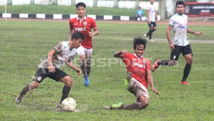 Pemain PSKC Cimahi dan Persekat Kabupaten Tegal, pada pertandingan babak 8 besar wilayah barat Liga 3 Nasional 2019 di Stadion Siliwangi, Kota Bandung, Kamis (26/12/2019). Copyright: © Arif Rahman/INDOSPORT