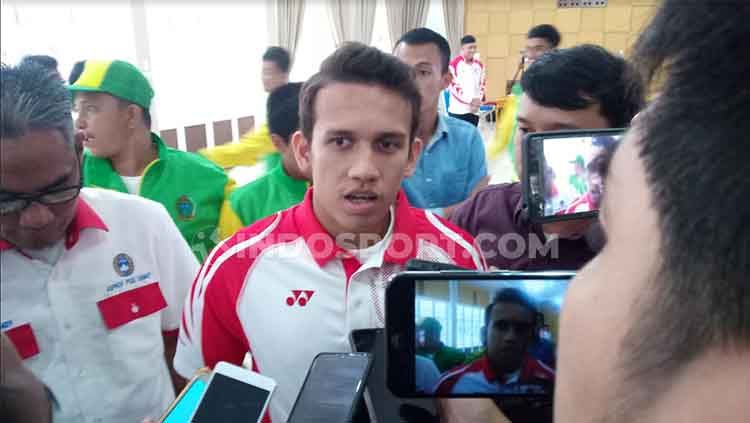 Pesepakbola muda asal Sumut yang bermain di klub Eropa Polandia Lechia Gdansk, Egy Maulana Vikri, saat diwawancarai awak media usai menerima bonus dari Pemprov Sumut. Copyright: © Aldi Aulia Anwar/INDOSPORT