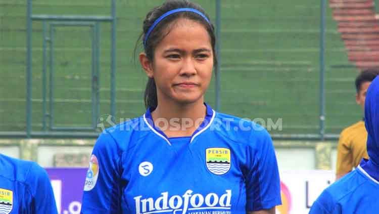 Pemain tim sepak bola Persib Putri, Siti Latipah Nurul Inayah mengaku rindu dengan susana latihan bersama tim nya. Copyright: © Arif Rahman/INDOSPORT