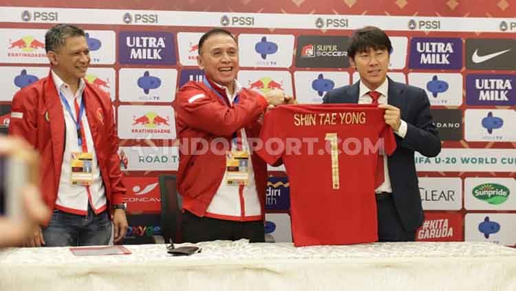 PSSI telah resmi memperkenalkan pelatih Timnas Indonesia, asal Korea Selatan, Shin Tae-yong di Stadion Pakansari, Sabtu (28/12/19). Copyright: © Roihan Susilo Utomo/INDOSPORT