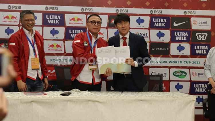 Shin Tae-yong diperkenalkan sebagai pelatih baru timnas Indonesia di Stadion Pakansari, Kab. Bogor, Sabtu (28/12/19). Copyright: © Roihan Susilo Utomo/INDOSPORT