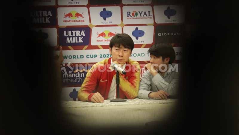 Shin Tae-yong telah resmi menjadi pelatih Timnas Indonesia. Dia diperkenalkan secara resmi di Stadion Pakansari, Cibinong, Kabupaten Bogor, Sabtu (28/12/19). Copyright: © Roihan Susilo Utomo/INDOSPORT