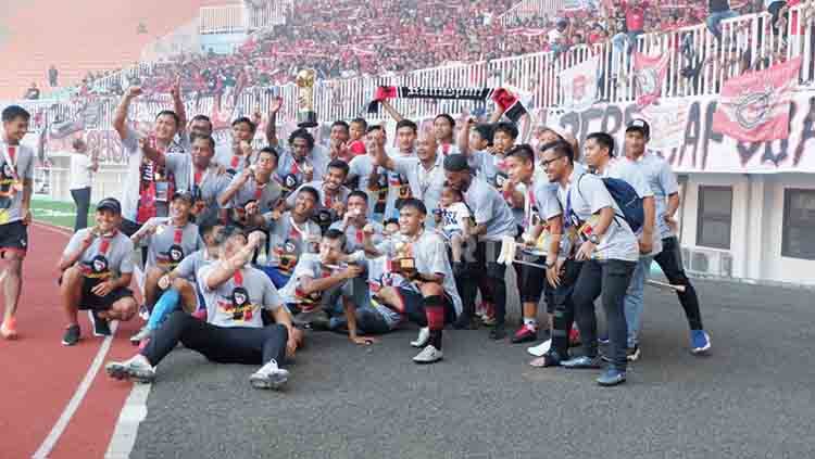 Skuat Persijap Jepara saat melakukan selebrasi kemenangan usai meraih gelar juara Liga 3 2019. Copyright: © Ronald Seger Prabowo/INDOSPORT