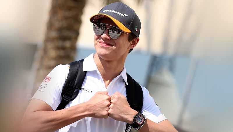 Pembalap Formula 1 (F1) asal McLaren, Lando Norris, mengatakan timnya kini sedang bekerja keras untuk mengatasi kelemahan mobil terbarunya. Lando pun percaya diri jelang menyambut ajang balap jet darat musim baru tersebut. Copyright: © Charles Coates/Getty Images