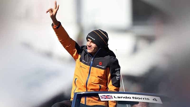 Pembalap Formula 1 (F1), Lando Norris mendapatkan julukan sebagai ‘Lord of Meme’ oleh para penggemarnya karena kejenakaannya di media sosial. Copyright: © Charles Coates/Getty Images