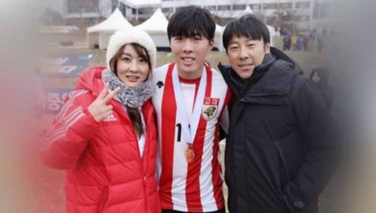 Istri Shin Tae-yong, Cha Young-joo (kiri) membagikan kisah kegagalan Korea Selatan di Piala Dunia 2018 sebelum akhirnya menukangi Timnas Indonesia. Copyright: © donga.com/football5star.com