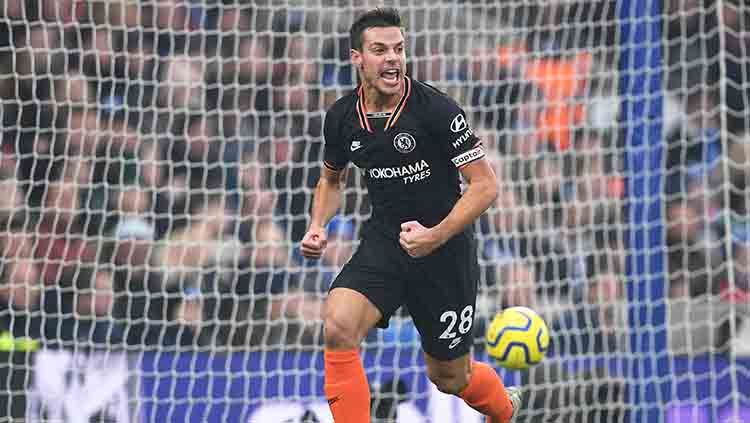 Cesar Azpilicueta berselebrasi usai mencetak gol ke gawang Brighton di laga lanjutan Liga Inggris, Rabu (01/01/20). Copyright: © Darren Walsh/Chelsea FC