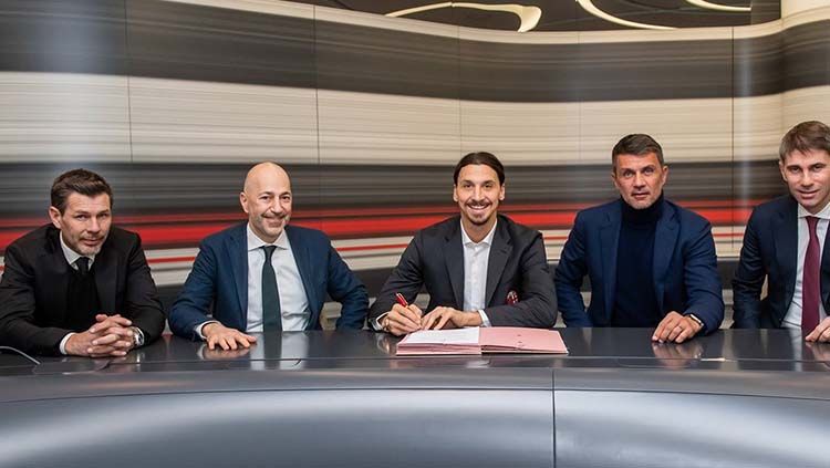 Zlatan Ibrahimovic saat melakukan tanda tangan kontrak dengan manajeman AC Milan. Copyright: © AC Milan