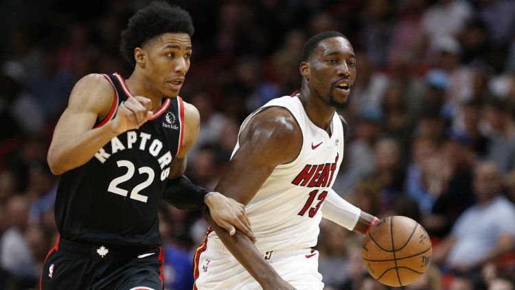 Bam Adebayo dan Patrick McCaw di laga NBA Miami Heat vs Toronto Raptors. Copyright: © Michael Reaves/Getty Images