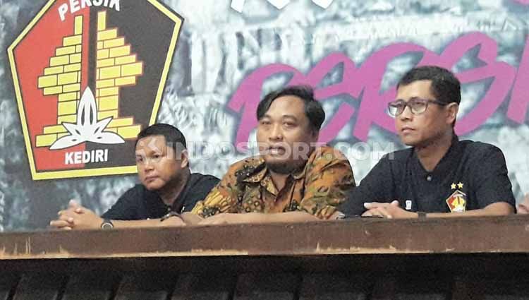 Joko Susilo resmi jadi Pelatih Persik didampingi Beny Kurniawan (Manajer) dan Abdul Hakim Bafagih (CEO). Copyright: © Ian Setiawan/INDOSPORT