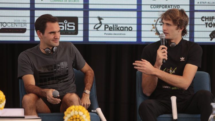 Roger Federer dan Alexander Zverev di konferensi pers laga ekshibisi. Copyright: © Frankln Jácome/Agencia Press South/Getty Images