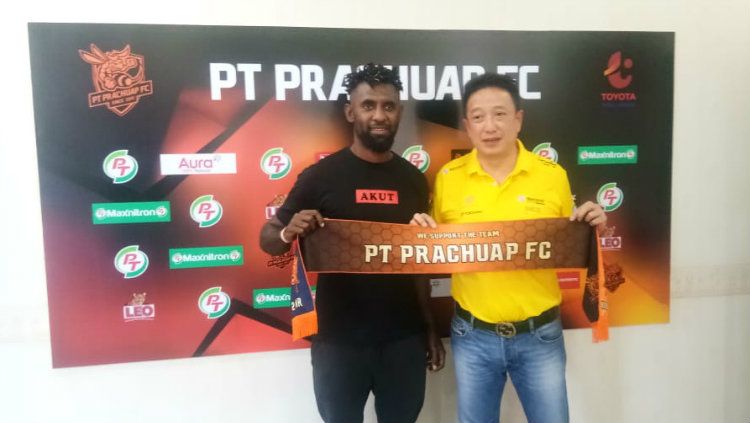 Rudolof Yanto Basna saat diperkenalkan ke publik sebagai Pemain Baru PT Prachuap FC. Copyright: © Dokumentasi Yanto Basna