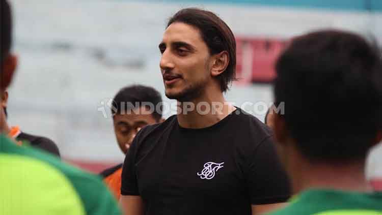 Pemain anyar klub Liga 1 asal Palestina, Mahmoud Eid menjadi incaran selfie Bonekmania saat latihan perdana Bajul Ijo Stadion Gelora Delta, Senin (06/01/20). Copyright: © Fitra Herdian/INDOSPORT