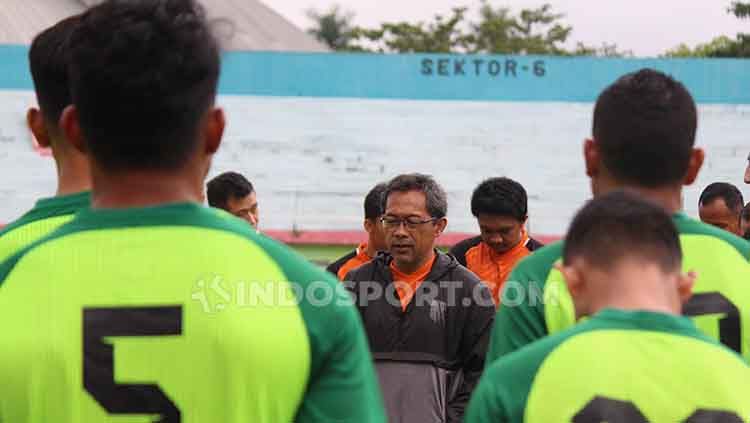 Aji Santoso memimpin latihan perdana Persebaya Surabaya menjelang Liga 1 2020 di Stadion Gelora Delta, Sidoarjo. Senin (6/1/20). Copyright: © Fitra Herdian/INDOSPORT