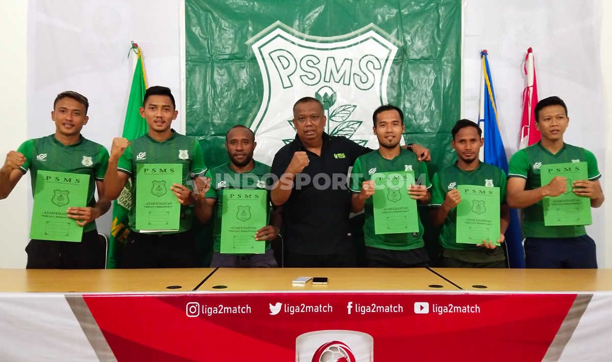 Manajer PSMS Medan, Mulyadi Simatupang (baju hitam), foto bersama dengan enam pemain yang baru dikontrak. Copyright: © Aldi Aulia Anwar/INDOSPORT