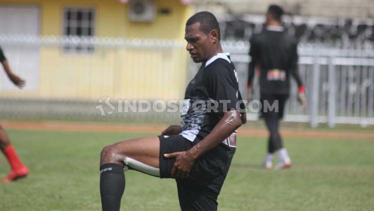 Mantan pemain Persipura Jayapura, Yustinus Pae. Copyright: © Sudjarwo/INDOSPORT