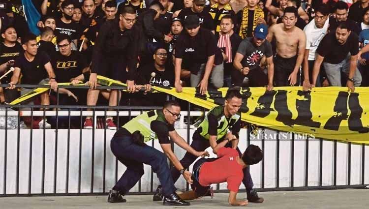FAM mendapat denda dari FIFA menyusul insiden kericuhan di ajang Kualifikasi Piala Dunia 2022 Malaysia vs Indonesia pada 19 November 2019 lalu. Copyright: © nst.com