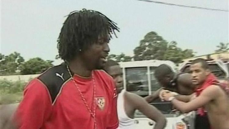 Legenda Timnas Togo, Emmanuel Adebayor, usai mengalami kejadian naas saat bisnya dan rekan-rekannya ditembaki separatis jelang Piala Afrika 2020. Copyright: © BBC