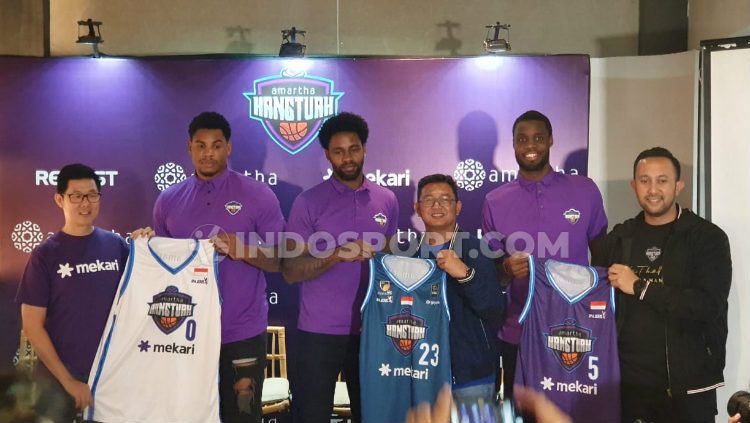 Kontestan Indonesia Basketball League (IBL) 2020, Amartha Hang Tuah resmi memperkenalkan skuatnya. Copyright: © Zainal Hasan/INDOSPORT