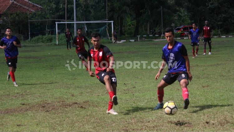 Mantan gelandang PSS Sleman, Ilham Irhaz kembali berlatih bersama klub Liga 2 Persis Solo. Copyright: © Ronald Seger Prabowo/INDOSPORT