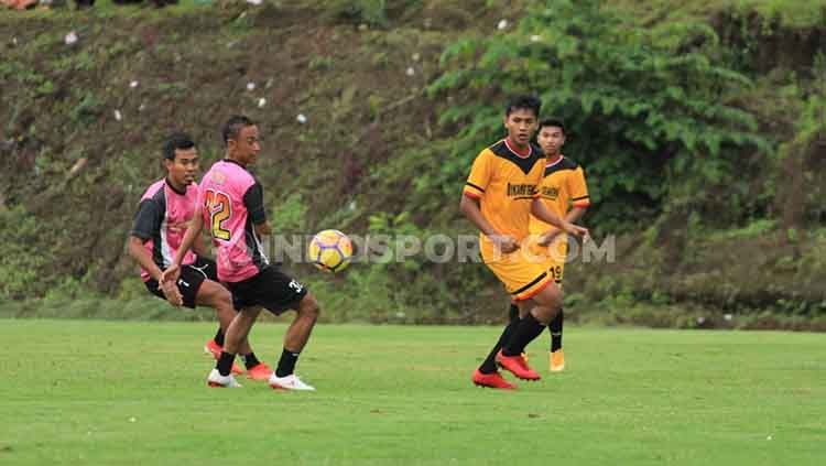 Eks Fullback Arema FC, Beny Wahyudi turut mempromosikan lapangan sepak bola di desanya dengan kualitas wahid, dalam Trofeo Dokjrenk FC. Copyright: © Ian Setiawan/INDOSPORT