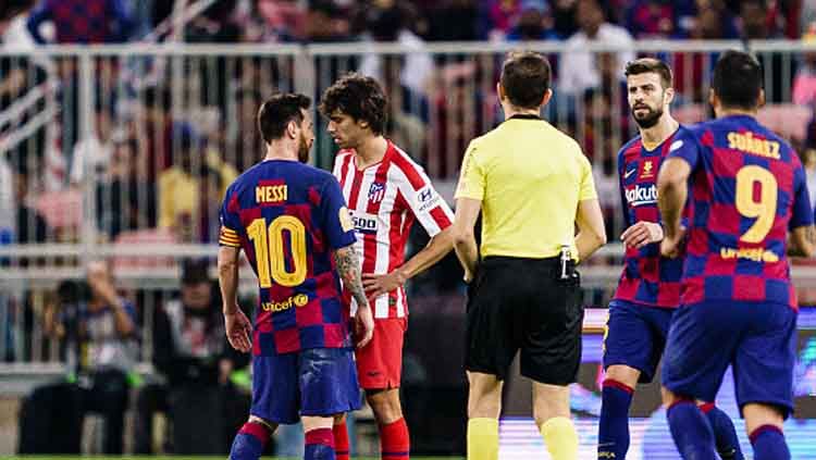 Perseteruan antara striker muda Atletico Madrid, Joao Felix (kanan) dengan pemain megabintang Barceloa, Lionel Messi di Piala Super Spanyol. Copyright: © Ricardo Nogueira/Eurasia Sport Images/Getty Images