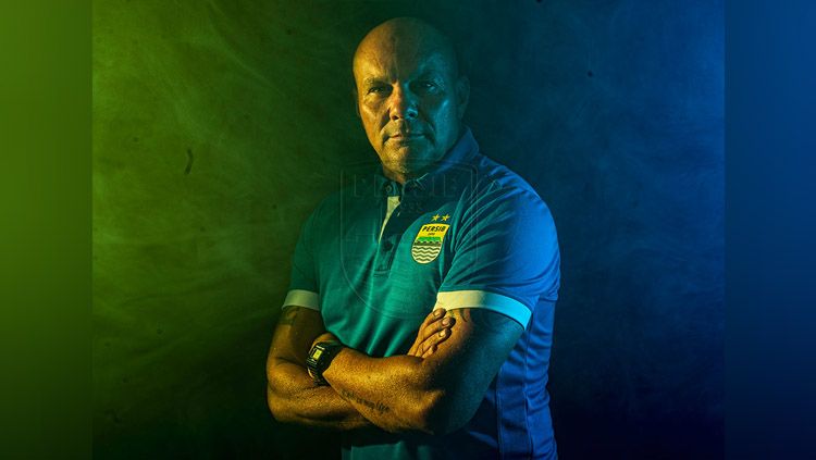 Pelatih kiper Persib Bandung asal Brasil Luizinho Passos, ikut menyuarakan kepada masyarakat mengenai bahaya virus corona. Copyright: © Derry Setiadi Nugraha/persib.co.id