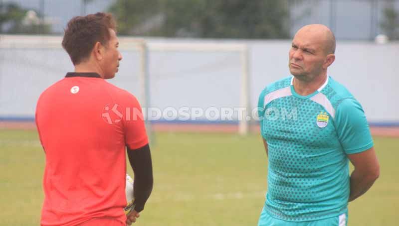 Jelang duel Liga 1, Luizinho Passos berikan pesan khusus kepada kiper Persib, Teja Paku Alam, tentang bomber anyar PSS Sleman, Wander Luiz. (Arif Rahman/INDOSPORT) Copyright: © Arif Rahman/INDOSPORT