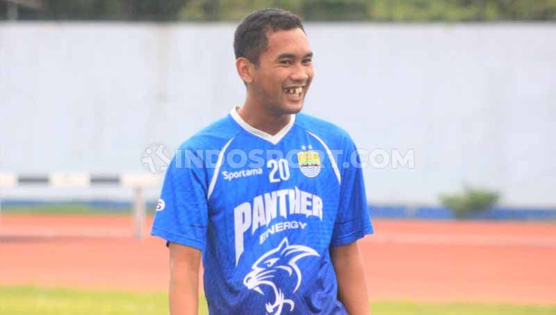 Persib Bandung baru saja meresmikan pemain anyar mereka di bursa transfer pemain Liga 1 2020, yakni Beni Oktovianto. Berikut profil lengkap sang pemain yang katanya mesin gol. Copyright: © Arif Rahman/INDOSPORT