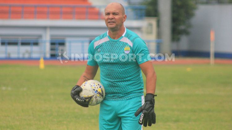 Pelatih kiper klub Liga 1, Persib Bandung, Luiz Fernando Silva Passos saat melatih pada Januari 2020 lalu. Copyright: © Arif Rahman/INDOSPORT