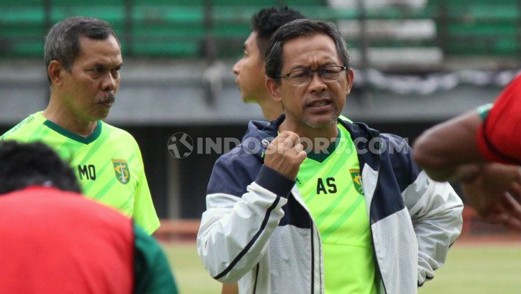 Pelatih Aji Santoso memimpin latihan Persebaya Surabaya menjelang pramusim Liga 1 2020, Jumat (10/1/20). Copyright: © Fitra Herdian Ariestianto/INDOSPORT