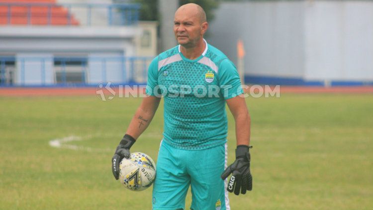 Pelatih kiper tim Liga 1 2020 Persib Bandung, Luiz Fernando Silva Passos, melakukan beberapa langkah untuk mencegah penyebaran virus corana atau covid-19. Copyright: © Arif Rahman/INDOSPORT