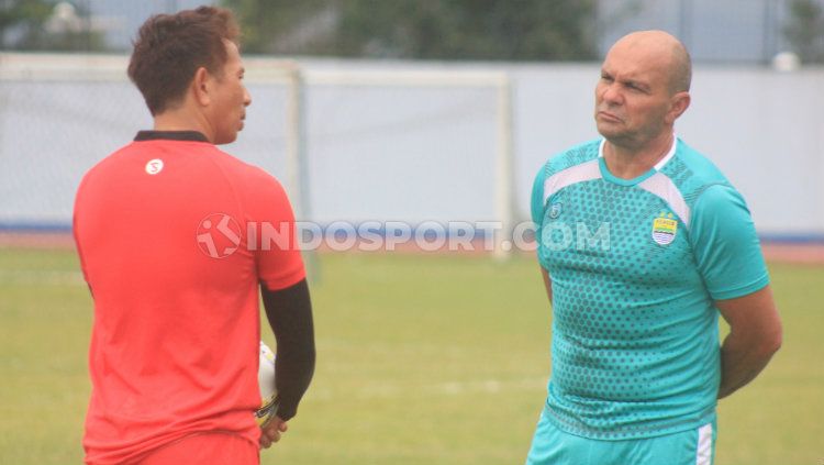 Pelatih penjaga gawang klub Liga 1 Persib Bandung, Luiz Fernando Silva Passos saat melatih penjaga gawang Persib. Copyright: © Arif Rahman/INDOSPORT