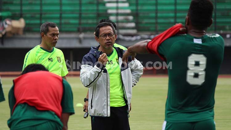 Pelatih klub Liga 1 Persebaya Surabaya, Aji Santoso, mengatakan tidak terlalu khawatir dengan lini belakangnya meski tidak diperkuat pemain asing. Copyright: © Fitra Herdian/INDOSPORT