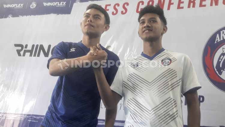 Dua pemain muda Arema FC, Vikrian Akbar dan Titan Agung Fawazi, memperkenalkan jersey home and away. Copyright: © Ian Setiawan/INDOSPORT