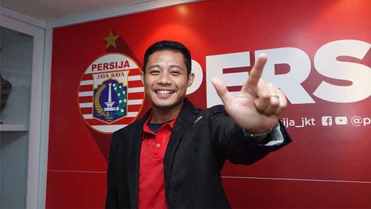 Gelandang Persija Jakarta, Evan Dimas mulai beraksi di lapangan meski Liga 1 2029 belum dimulai. Ia berlatih bersama pemain Madura United, Andik Rendika. Copyright: © Ofisial Persija