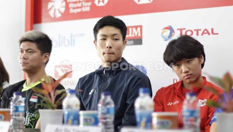 Chou Tien Chen (tengah) di konferensi pers Indonesia Masters 2020, Senin (13/01/20). Copyright: © Roihan Susilo Utomo/INDOSPORT