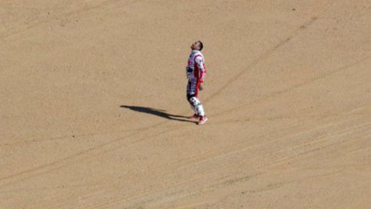 Momen pilu saat rider Rally Dakar, Joaquim Rodrigues menangisi kematian saudara ipar sekaligus pembalap asal Portugal, Paulo Goncalves yang tewas saat tengah membalap. Copyright: © EPA/Andre Pain