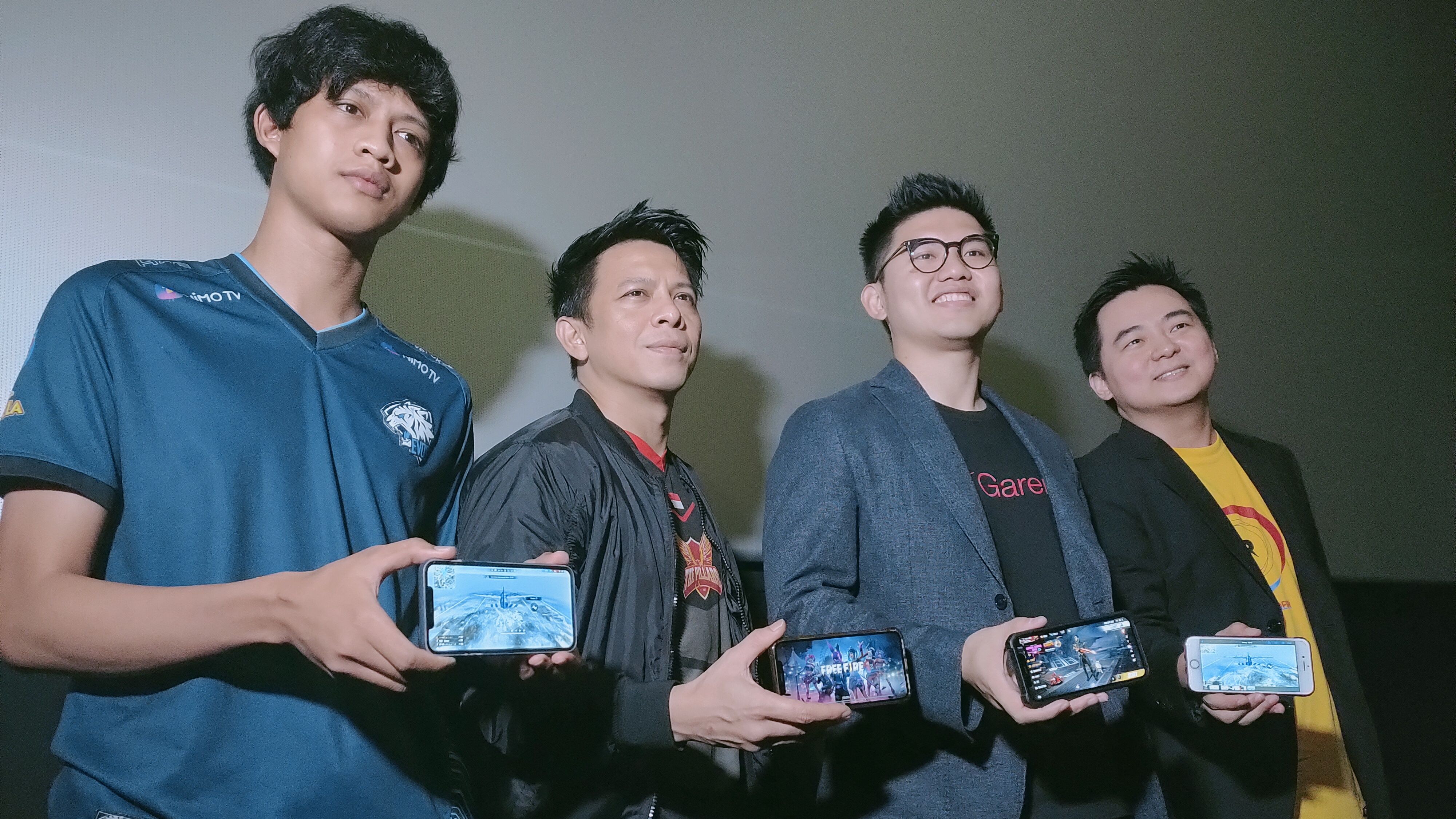 Founder tim eSports The Pillars, Ariel Noah, bersama peserta Free Fires lainnya Copyright: © Martini/INDOSPORT