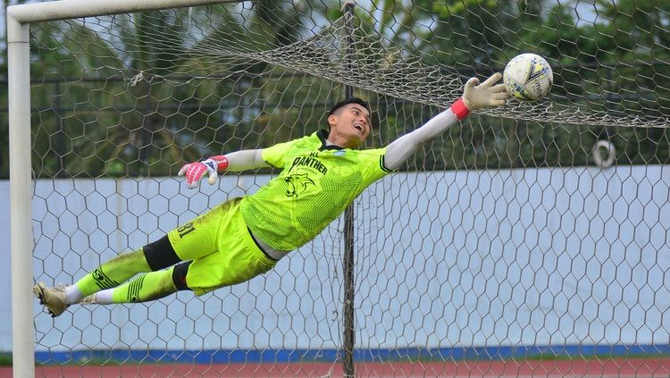 Kiper Persib Bandung yang dipinjamkan ke Persita Tnagerang, Dhika Bhayangkara. Copyright: © Media Persib