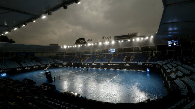 Hujan lebat membasahi venue event tenis Australia Terbuka 2020. Copyright: © Darrian Traynor/Getty Images