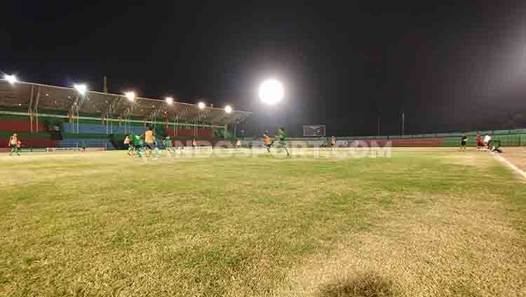 Sesi latihan klub Liga 2 PSMS Medan pada Selasa (14/01/20) lalu dilakukan malam hari dan berlokasi di Stadion Teladan. Copyright: © Aldi Aulia Anwar/INDOSPORT