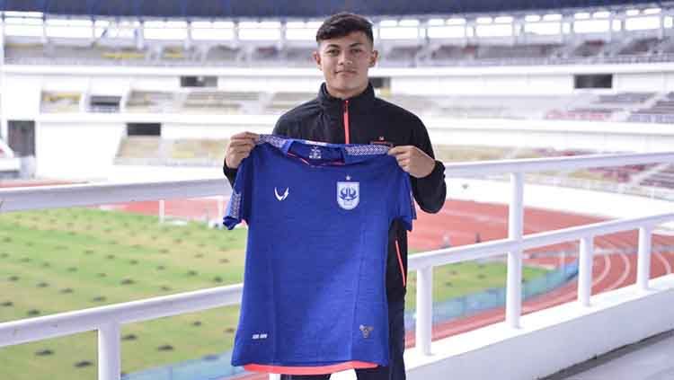 Klub Liga 1 PSIS Semarang telah resmi mendapatkan salah satu bek Timnas Indonesia U-19 yakni Alfeandra Dewangga Santosa. Copyright: © Ofisial PSIS