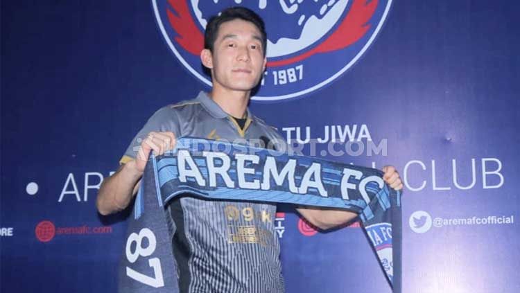 General Manager Arema FC, Ruddy Widodo, memperkenalkan Oh In-kyun sebagai rekrutan pertama di sektor pemain asing, untuk kompetisi Liga 1 musim 2020. Copyright: © Ian Setiawan/INDOSPORT