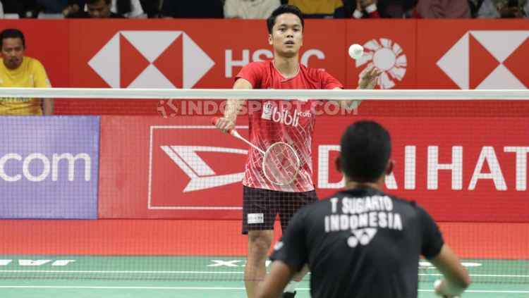 Anthony Sinisuka Ginting dan Tommy Sugiarto kembali berjumpa sebagai musuh, kali ini di Indonesia Open 2022. Foto: Roihan Susilo Utomo/INDOSPORT. Copyright: © Roihan Susilo Utomo/INDOSPORT