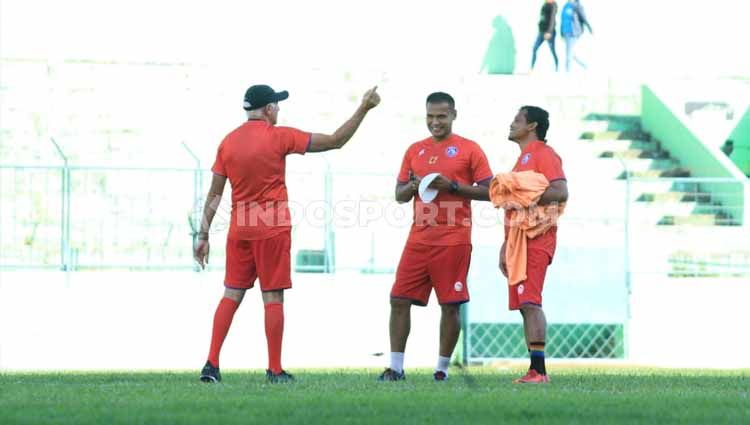 Arema FC akan memberikan kesempatan sampai tiga kali pertemuan kepada pemain dan pelatih dalam renegosiasi kontrak, pada kelanjutan Liga 1 2020. Copyright: © Ia Setiawan/INDOSPORT